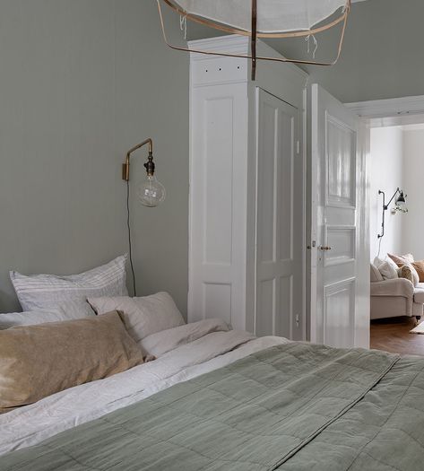 Pale Green Bedrooms, Green And White Bedroom, Sage Green Bedroom, Coco Lapine Design, Sage Green Walls, Inspiring Interiors, White Bedroom Furniture, Dekorasi Kamar Tidur, Neutral Bedroom