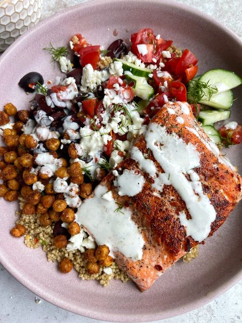 Salmon Hummus Bowl, Salmon And Hummus, Salmon Chickpea Bowl, Medditeranean Salmon Recipes, Meditterean Bowl, Salmon Greek Bowl, Greek Salmon Bowl, Mediterranean Salmon Bowl, Salmon Mediterranean Recipes