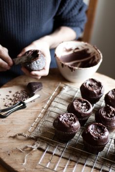 Famous Chocolate Cupcakes Best Chocolate Cupcakes, Cake Brownie, Chocolate Cupcakes Moist, Famous Chocolate, Basic Cake, Cupcake Recipes Chocolate, Chocolate Buttercream Frosting, Box Cake Mix, Think Food