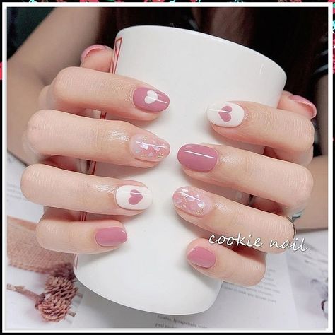 Looking for some festive nail art ideas to spruce up your Christmas look? Check out our top rated options! Nail Design Glitter, Asian Nails, Beauty Nails Design, Minimal Nails, Round Nails, Soft Nails, Short Acrylic Nails Designs, Short Nail Designs, Cat Kuku