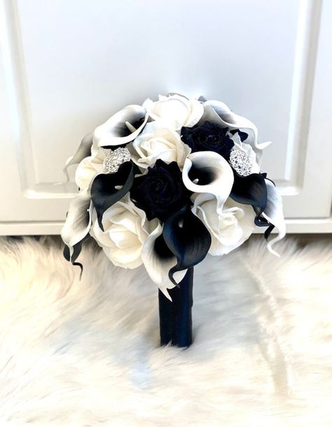 💐 Elegant 9.5-10” black and white artificial bouquet. All flowers in this bouquet are real touch meaning they look and feel extremely real! The best quality on the market. Also contains 4 silver jewels in the bouquet 💐 Please message me for wedding party packages. I will be happy to create a custom package for you! Black White Bouquet Wedding, White And Black Flowers Wedding, White Silver Black Wedding, Black White Grey Wedding Theme, Black White And Grey Wedding Ideas, Black And White Flower Centerpieces, White And Black Wedding Bouquet, Black White Gray Wedding Theme, Wedding Flowers Black And White