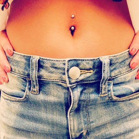 40 Creative Belly Button Piercing Styles to Show Off Dainty Belly Button Piercing, Belly Button Piercing Gold, Piercing Tips, Tattoo Journal, Tattoo Wedding Rings, Button Piercing, Alicia Silverstone, Cool Wedding Rings, Ring Tattoos