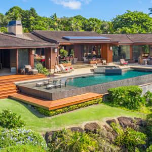 Tropical House With Pool, Villa Beach Houses, Hawaii Villa, Hawaii Design, Bali House, Hanalei Bay, Patio Pergola, Beachfront Home, Farm Kitchen