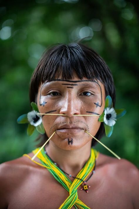 Illegal Mining, Amazon People, Tribes Of The World, Brazilian People, Amazon Tribe, Foto Portrait, Indigenous Tribes, Black Color Hairstyles, Color Hairstyles