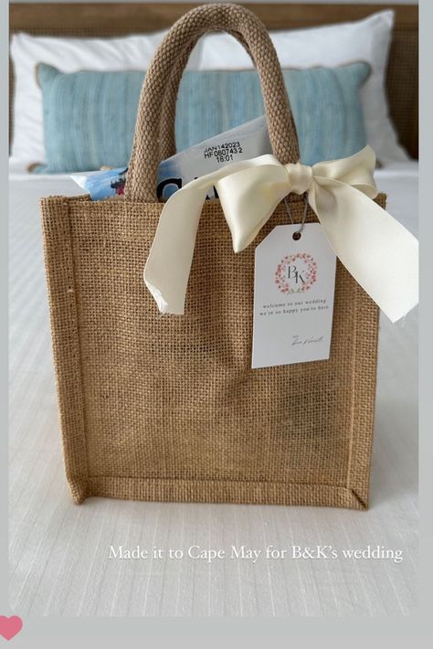 Return Gift Bag Ideas, Hessian Gift Bags, Jute Welcome Bags, Jute Bags For Return Gifts, Bridal Shower Gift Bag Ideas, Burlap Bag Ideas, Burlap Wedding Favor Bags, Tote Bag Gift Ideas, Burlap Wedding Favors