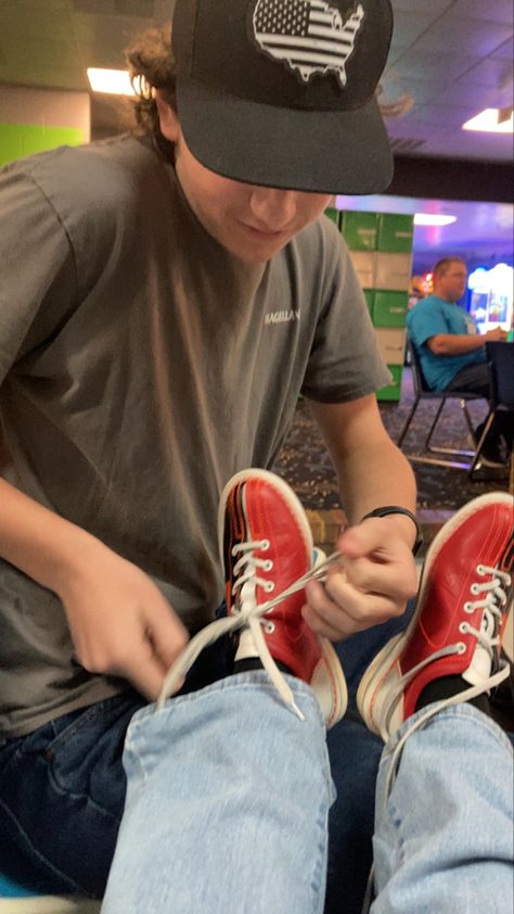 Bowling date 🎳 Dating Asthetic Picture, Bowling Boyfriend, Couple Bowling Aesthetic, Bowling Date Aesthetic, Cute Bowling Outfit Date, Bowling Aesthetic Pictures, Couple Bowling, Bowling Outfit Aesthetic, Bowling Date Outfit