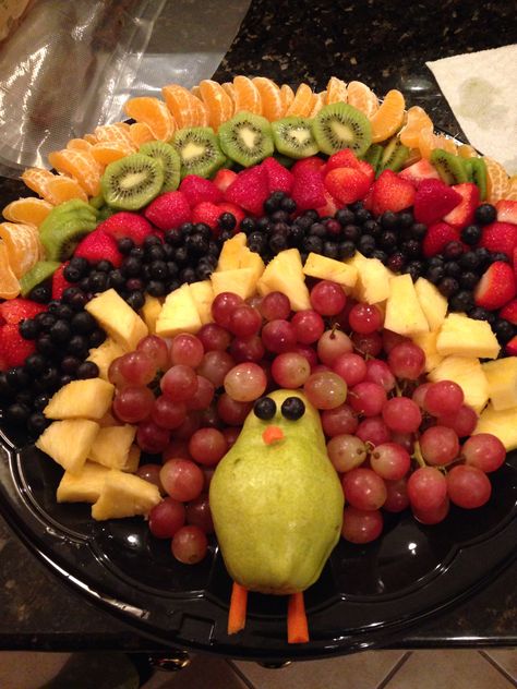 Thanksgiving Day Fruit Platter Thanksgiving Fruit Platter, Holiday Fruit Platter, Festive Thanksgiving Desserts, Turkey Fruit Platter, Turkey Fruit, Fruit Turkey, Christmas Party Snacks, Thanksgiving Fruit, Charcuterie Board Meats