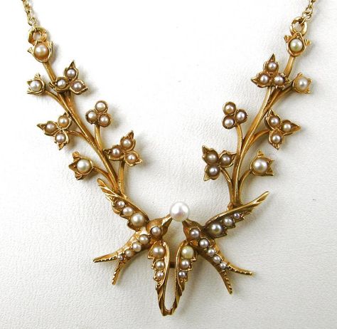 Edwardian necklace. I absolutely live this! Seed Pearl Jewelry, Historical Accessories, Swallow Necklace, Edwardian Necklace, Beautiful Baubles, Edwardian Jewelry, Historical Jewellery, Antique Gold Jewelry, Romantic Jewellery