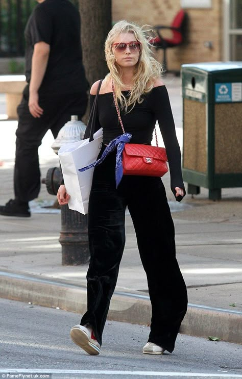 Black Outfit Red Bag, Red Bag Street Style, Colorful Bag Outfit, Chanel Purse Outfit, Red Bag Outfit Casual, Red Chanel Bag Outfit, Chanel Bag Outfit Street Style, Chanel 19 Bag Outfit, Purple Bag Outfit