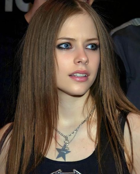 Avril Lavigne, Plastic Surgery, Young Woman, Surgery, A Woman, Hair, Black