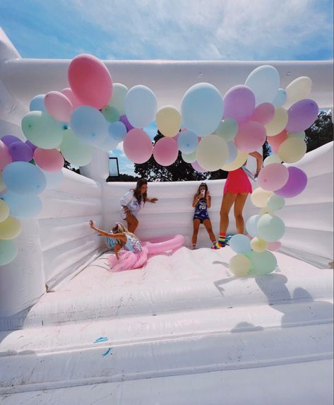 Barbie Pool Party, 14th Birthday Party Ideas, Small Birthday Parties, Party Inflatables, Preppy Party, Birthday Party Games For Kids, Graduation Gift Ideas, Pool Birthday, 13th Birthday Parties