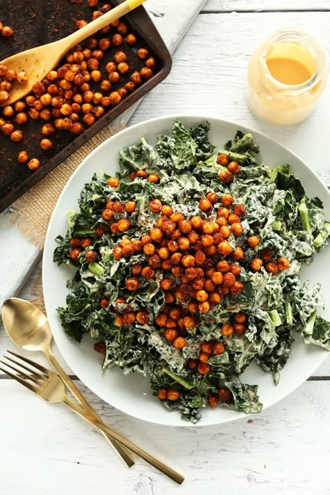 AMAZING Garlicky Kale Salad with Tandoori Spiced Chickpeas! 30 minutes and SO delicious! #vegan #glutenfree #salad #minimalistbaker Garlicky Kale Salad, Garlicky Kale, Vegan Caesar Salad, Vegan Caesar, Spiced Chickpeas, Crispy Chickpeas, Tandoori Masala, Chickpea Recipes, Vegan Thanksgiving