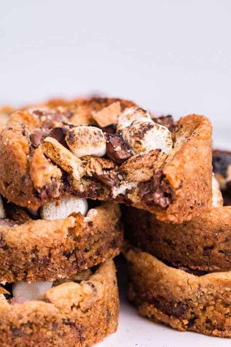 Deep Dish S'mores Cookies - My Incredible Recipes Deep Dish Smores Cookies, Groundhog Day Desserts, Giant Gourmet Cookies, Smores Stuffed Cookies, Deep Dish Cookies Recipe, Fat Cookie Recipes, Deep Dish Cookie Recipe, Giant Stuffed Cookie Recipes, Deep Dish Cookies