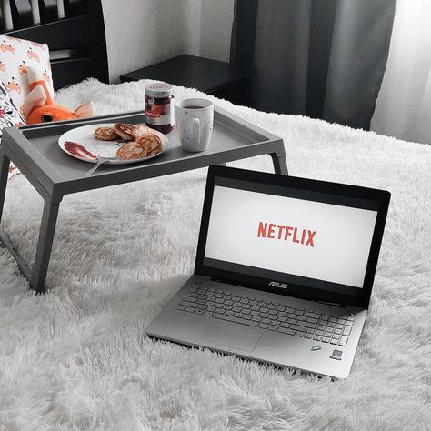 Movie At Home, Netflix Aesthetic, Movie Night At Home, Netflix Time, Sunday Vibes, College Meals, Night At Home, Candle Light Dinner, Netflix And Chill