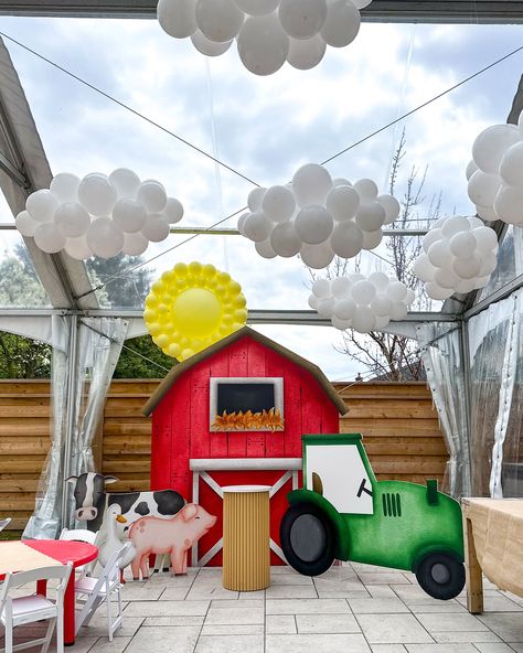 Funshine for a farm-tastic birthday! 🌞🎈 Our balloon sun brightens up this charming farm-themed celebration, adding a cheerful touch to the setup. Event Planner @andreachangpr Backdrop @thepetiteparty Balloons @myblushpeony #farmbirthdayparty #balloondecor #sunshine #themeparty #birthdayfun #torontoballoons #gtaballoons #gtaballoonsdelivery #kleinburgballoons #mississaugaballoons #northyorkballoons #mississaugamoms #torontomoms #richmondhillmoms #balloonsun Toronto balloons, gta balloo... Farm Birthday Balloons, Farm Balloon Garland, Balloon Sun, Balloon Bunches, Farm Backdrop, Engagement Balloons, Farm Themed Party, Easter Gathering, Jumbo Balloons