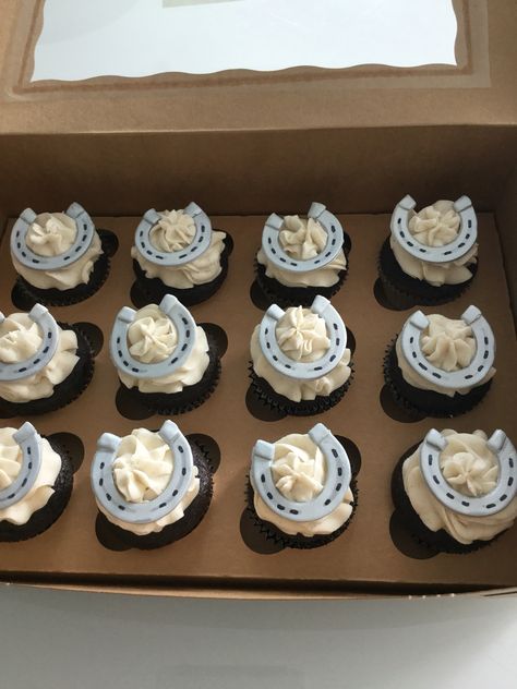 Country Cupcakes Wedding, Horse Theme Cupcakes Ideas, Western Cupcakes Ideas, Equestrian Cupcakes, Horse Themed Cupcakes, Western Cupcake Ideas, Horseshoe Cupcakes, Horse Cupcakes Ideas, Rodeo Cupcakes