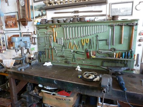 Vintage Garage Ideas, Workshop Workbench, Mechanic Shop Decor, Workshop Bench, Garage Workbench Plans, Garage Systems, Garage Organization Tips, Motorcycle Workshop, Mechanical Workshop