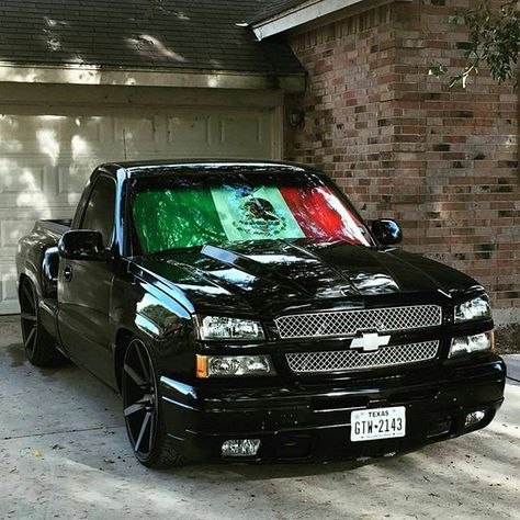 On Point⚫ #Truck_Performance_ #DroppedTrucks #Trokiando #TuckNDropz #StepSideGang #Chevrolet @rickhdz08 Trucks Chevy, Chevy, Garage, Trucks, Black