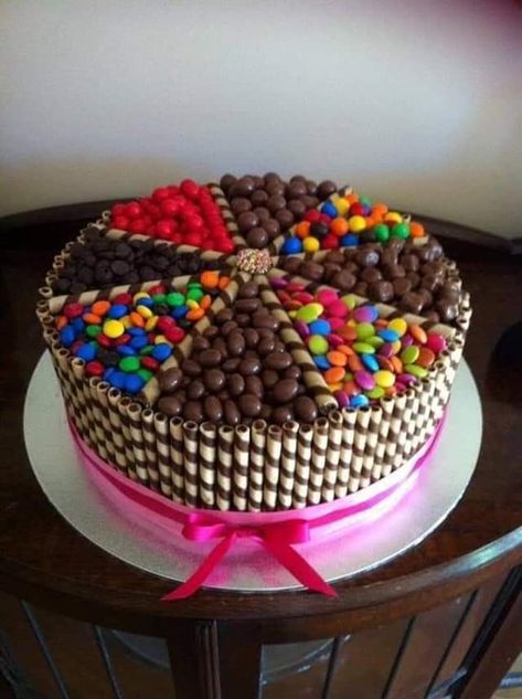 Cake Decorating With Candy, Round Birthday Cake Ideas, Cakes For Teenagers, Round Birthday Cakes, Food To Share, Chocolate Oreo Cake, Teen Cakes, Chocolate Cake Designs, Birthday Cakes For Teens