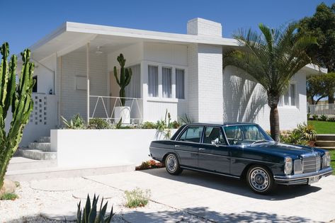 A spectacular Palm Springs inspired before and after - The Interiors Addict Palm Springs House Exterior, Palm Springs Exterior, Ronnie And Georgia, Villa Style Home, Palm Springs Interior, Palm Springs Homes, Retro Beach House, Alfresco Decking, Leadlight Windows