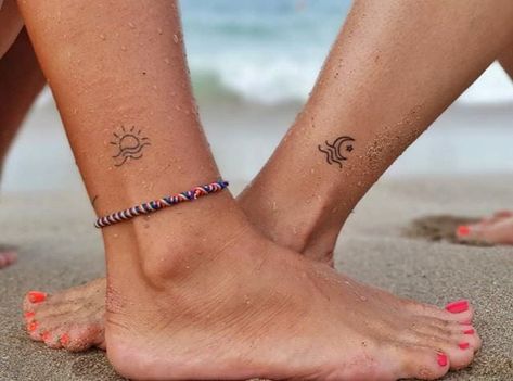 Wellen Tattoo, Tattoo Sonne, Small Sister Tattoos, Ankle Tat, Wrist Tattoo Ideas, Bff Tattoos, Парные Тату, Friendship Tattoos, Small Tattoo Ideas