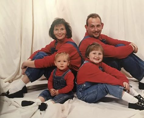 Akward Family Photos, Awkward Family Photos Christmas, Funny Family Pictures, Funny Family Portraits, Awkward Family Pictures, Awkward Family Portraits, Funny Family Christmas Photos, Bad Family Photos, Awkward Family Christmas