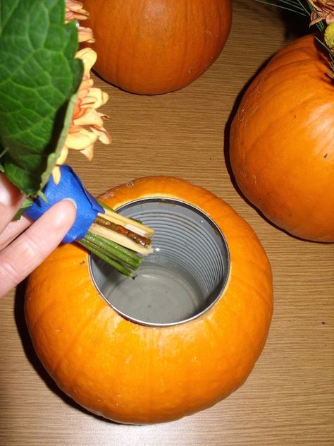 Carve out the center of a pumpkin, insert a soup can, and place flowers inside for an expensive looking (yet cheap) DIY fall centerpiece. Pumpkin Vase, Vase Diy, Pumpkin Flower, Decor Hacks, Dalian, Pumpkin Decor, Fall Party, Deco Floral, Fall Holidays