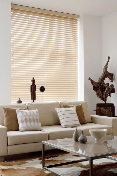 Light maple wood blinds in a cosy beige and brown contemporary living room Living Room Without Curtains, Wood Blinds Living Room, Blinds Living Room, Wood Venetian Blinds, Blinds For Windows Living Rooms, Wooden Window Blinds, Cheap Interior Design, Cream Living Rooms, Store Venitien