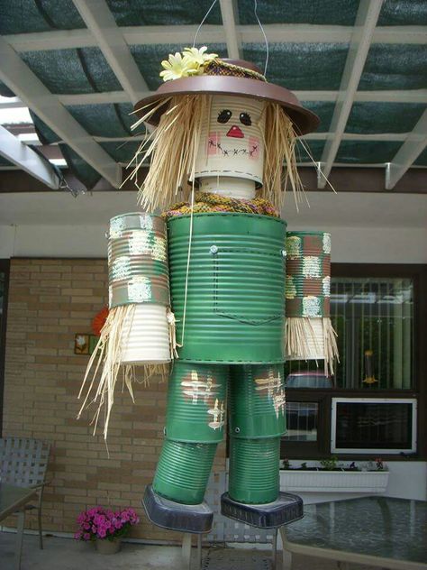 Tin Can Scarecrow, Tin Can Man, Scarecrow Ideas, Diy Scarecrow, Scarecrow Crafts, Recycled Tin Cans, Tin Can Art, Aluminum Can Crafts, Recycle Cans