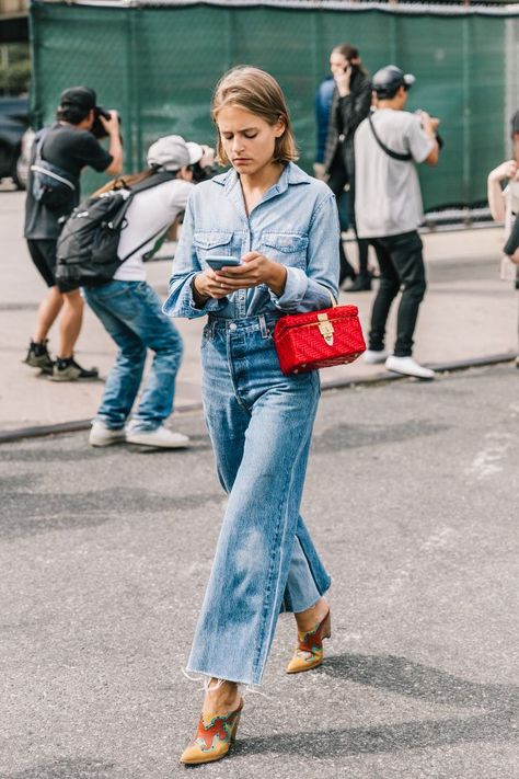 Looking for a new way to wear denim culottes in all your outfits? Look no further. Take inspiration from our favorite style stars to see how it's done. Denim Street Style, Jeans Trend, Moda Denim, Look Jean, Denim Outfits, Denim On Denim, Estilo Denim, Red Purse, Model Street Style