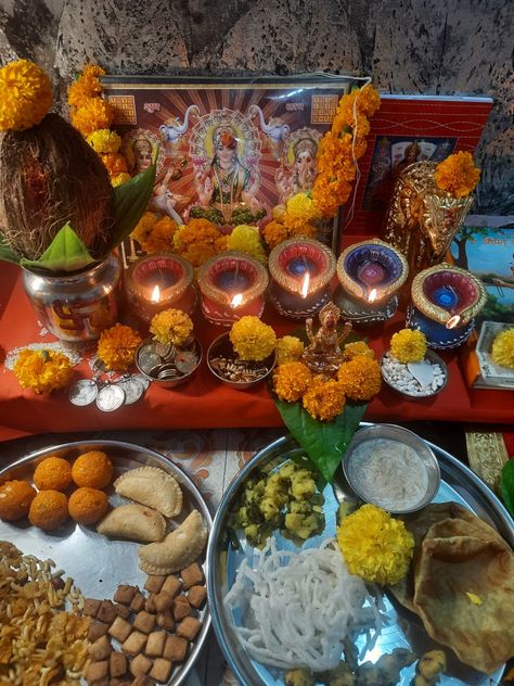 Diwali Puja Vidhi, Diwali Lakshmi Pooja Decoration Ideas, Diwali Laxmi Pooja Decoration, Deewali Decoration, Mithai Image, Pooja Aesthetic, Dhanteras Pooja, Diwali Laxmi Pooja, Dhanteras Puja