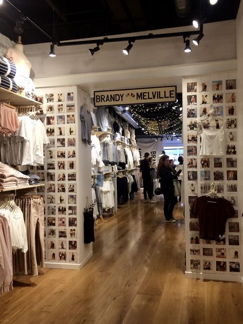 Brandy Melville Inspired Room, Brandy Melville Decor, Brandy Melville Room Decor, Working At Brandy Melville, Brandy Melville Aesthetic Bedroom, Brandy Melville Bedroom, Brandy Melville Store Aesthetic, Brandy Melville Girl Aesthetic, Brandy Melville Room