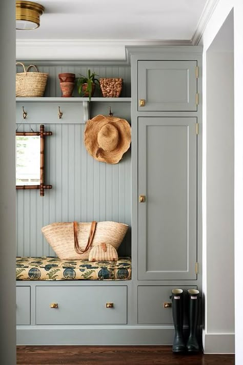 Cottage Style Mudroom, Gray Beadboard, Gray Mudroom, Beadboard Trim, Cottage Laundry Room, Dekorere Bad, Mud Room Entry, Mudroom Decor, Mudroom Laundry Room