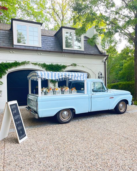 Vintage Flower Truck, Truck Bed Flower Stand, Mobile Flower Truck, Flower Truck Ideas, Flower Truck Business, Old Blue Truck, Floral Cart, Flower Trucks, Coastal Boutique