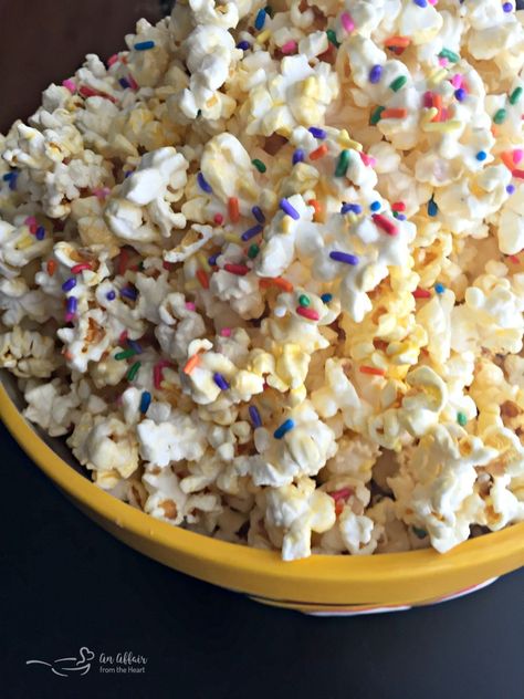 Candy Coated Popcorn Recipe, Almond Bark Popcorn, Colorful Dessert Recipes, Popcorn Cake Recipe, Candy Coated Popcorn, Candy Popcorn Recipe, Almond Bark Recipes, Coated Popcorn, Buttery Popcorn