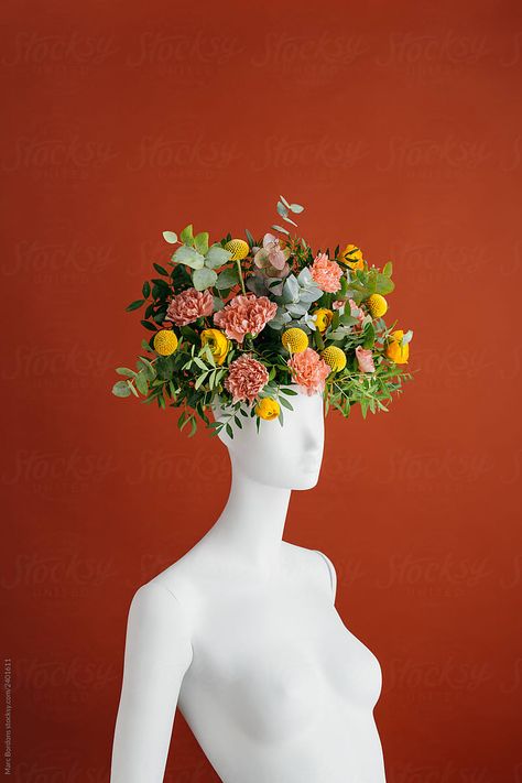 Flower Mannequin Display, Creative Mannequin Display, Mannequin Display Ideas Boutiques, Mannequin Display Ideas Creative, Tshirt Merchandising, Mannequin Flowers, Bra Flatlay, Flower Mannequin, Mannequin Display Ideas