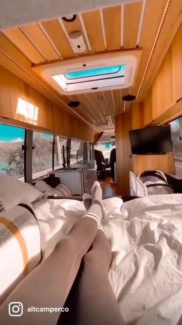 Bus Motorhome Interior, Motorhome Camping, Bil Camping, Caravan Van, Luxury Campers, Motorhome Interior, Camper Bus, Bus Living, Van Conversion Interior