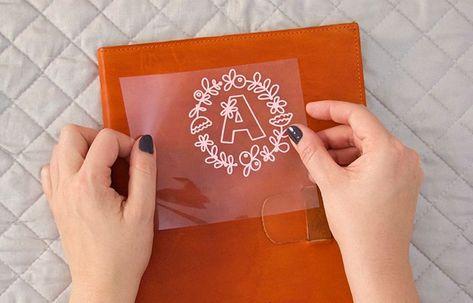 Vinyl On Leather Heat Transfer, Cricut Leather, Monogram Notebook, Cricut Monogram, Leather Working Patterns, Leather Binder, Diy Monogram, Cricut Tips, Diy Bags Purses