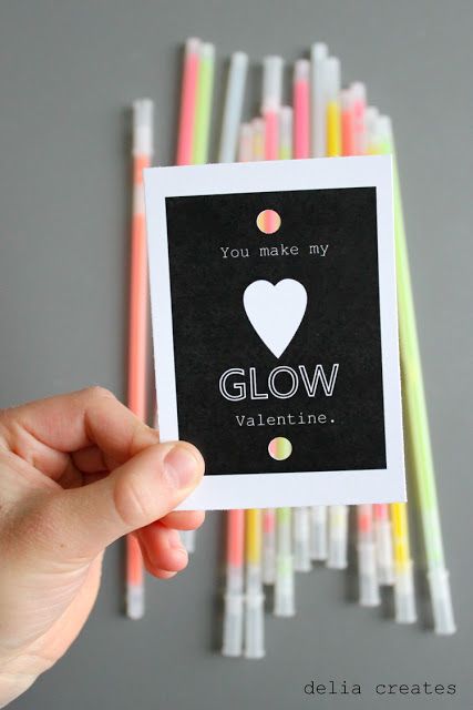 Last Minute Glow Stick Valentines Candy Free Valentines, Glow Stick Valentine, Creative Valentines Day Ideas, Valentinstag Party, Glow Stick, Valentines Printables Free, Homemade Valentines, Creative Valentines, Valentines School