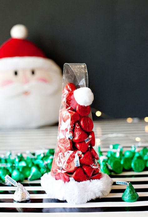 Christmas Candy Crafts, Christmas Candy Gifts, Chocolate Santa, For Christmas, Christmas Gifts For Coworkers, Christmas Idea, Candy Crafts, Diy Holiday Gifts, Christmas Favors