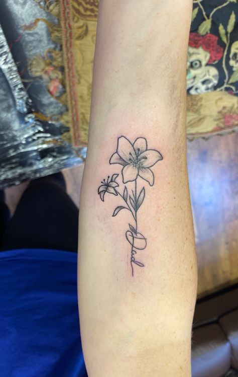 Lily Remembrance Tattoo, Flower Tattoos Memorial, Female Memorial Tattoos, Tattoo Idea For Mom Who Passed, Flower Remembrance Tattoo, Flower Tattoos For Lost Loved Ones, Lost Grandma Tattoo, Heavenly Flower Leilani Tattoo, Memorial Flower Tattoos