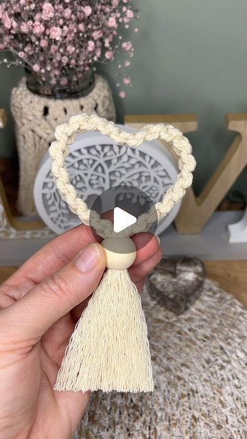 Macrame Hearts Diy, Macrame Patterns Tutorials Videos, Easy Macrame Heart, Macrame Heart Tutorial, Heart Shaped Crafts, Macrame Shapes, Heart Shaped Macrame, Macrame Hearts, Wire Macrame