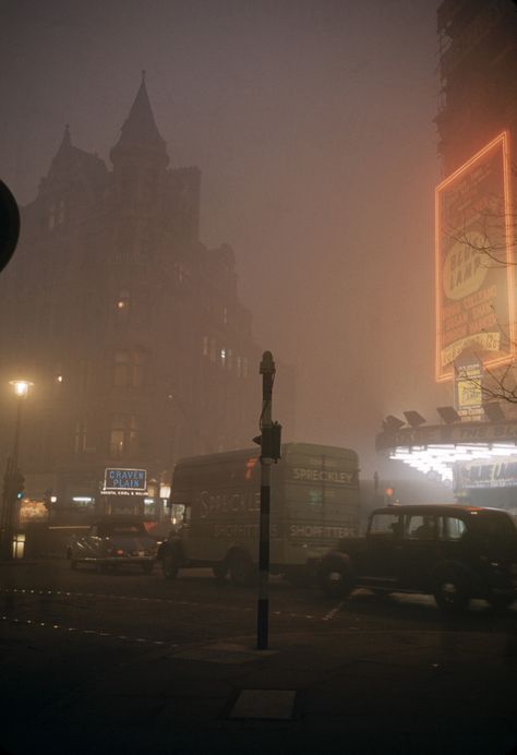 The Great Smog of London. Photograph by Carl Mydans for Life magazine. 1952 Anglo Gothic, London Aesthetic, London History, Asian History, Old London, London Photos, Vintage London, British History, London Fog