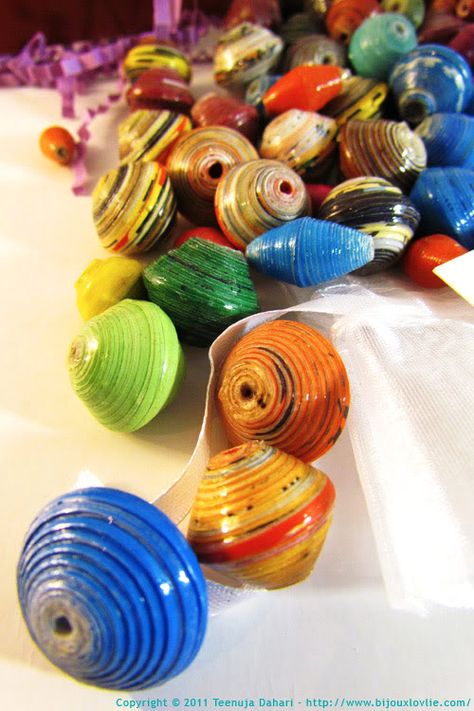 So Paper Beads Tutorial, Paper Beads Diy, Make Paper Beads, Quilled Creations, Paper Bead Jewelry, Magazine Crafts, Make Paper, Paper Jewelry, Fabric Beads