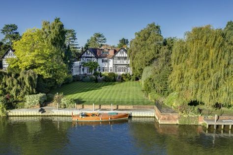 A simply perfect house on the Thames with gardens that run down to the water’s edge Chapel Conversion, Riverside House, Henley On Thames, Edwardian House, Perfect House, Formal Gardens, River House, Residential House, Roof Terrace