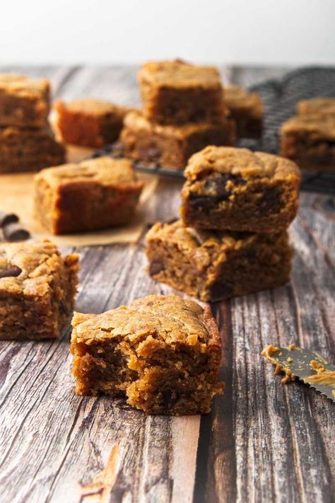 Easy Vegan Gluten-Free Blondies (Chewy & Delicious) Vegan Fall Dessert, Vegan Gluten Free Brownies, Banana Blondies, Vegan Blondies, Blondie Bars, Blondies Recipe, Gluten Free Brownies, Gluten Free Chocolate, How Sweet Eats