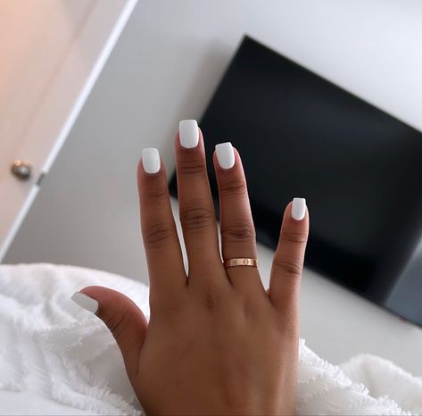 Acrylic Nails No Color Natural, Simple Nails On Black Women, White Nails Black Women, Normal Nail Polish Ideas, White Nails On Dark Skin, White Gel Nails, Toe Nail Color, Subtle Nails, Simple Gel Nails