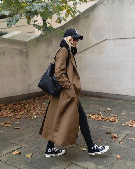 Converse Noir, Emma Hill, Mantel Outfit, Baseball Cap Outfit, Mode Mantel, Cap Outfit, Winter Mode, Outfits With Converse, Looks Street Style