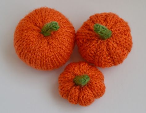 Mini Knitted Pumpkin Pattern, Easy Knit Pumpkins, Knitted Autumn Decorations, Free Pumpkin Knitting Pattern, Knit A Pumpkin, Knitting Pumpkin Free Pattern Easy, Knitted Pumpkins Free Pattern Easy, Knitted Halloween Decorations, Autumn Knitting Patterns Free