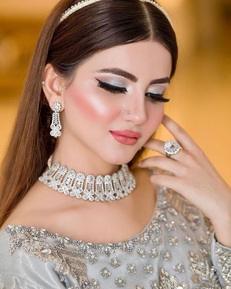 Nikkah Videos, Hear Styles, Pakistani Bridal Makeup Hairstyles, Afghan Wedding Dress, Pakistani Bridal Hairstyles, Funny Family Photos, Hear Style, Eye Makeup Set, Nikah Outfit